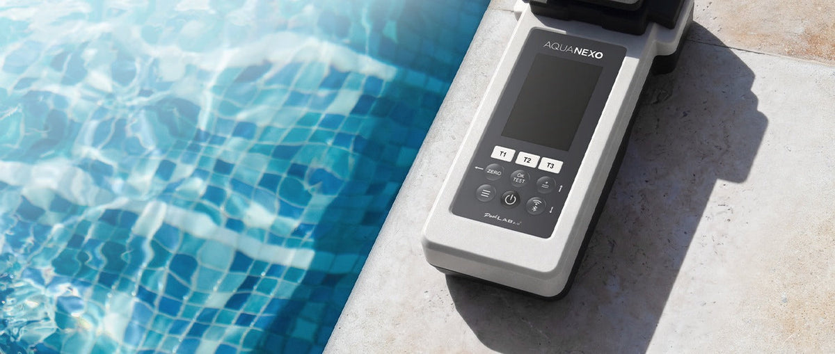 PoolLab 2.0 Photometer am Beckenrand eines Pools